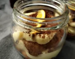 Step <p>Ponemos en el fondo de 2 vasos 1 bizcocho de soletilla remojado en café.</p> illustration