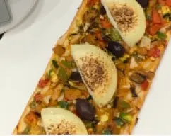 Step <p>Puedes poner el rulo de cabra 5 m antes de finalizar y unas olivas negras.</p><p>Si quieres que el rulo quede más tostadito puedes darle un poco con el soplete.</p> illustration