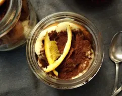 Step <p>Añadimos el mascarpone y mezclamos 1min a velocidad 3. Ponemos una capas de mascarpone encima de los bizcochos. Colocamos otra capa de bizcochos remojados en café y cubrimos con la crema restante. Tapamos los vasos con film trasparente y reservamos en el frigorífico 3 horas.</p> illustration