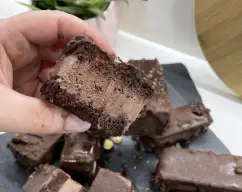 Step <p>PARA EL BAÑO DE CHOCOLATE </p><p>En una jarrita apta para el microondas, trocea el chocolate y vierte dos cucharadas soperas de aceite. Funde en intervalos de 30 segundos en el microondas remueve y añade las avellanas troceadas. Mezcla bien con una cuchara </p> illustration