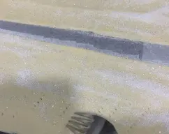 Step <p>Estiramos la placa de hojaldre en la bandeja del horno y la dividimos en 3 partes iguales. </p><p>Pinchamos con un tenedor, les ponemos azúcar por encima y horneamos hasta que estén doradas. Mientras están en el horno volvemos a pinchar y presionamos para que no suba el hojaldre.</p> illustration