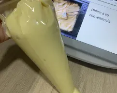 Step <p>Haremos la crema pastelera guiada con la receta de TM6 o TM5. La ponemos en una manga pastelera y la dejamos enfriar.</p><p>Es aconsejable hacerla el día anterior o unas horas antes, tiene que estar fría de la nevera.</p> illustration