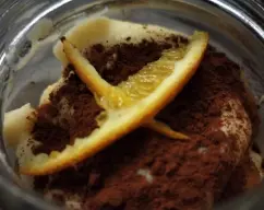 Step <p>Espolvoreamos con cacao en polvo justo antes de servir.</p> illustration