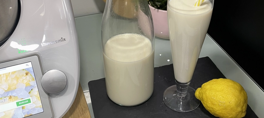 Refrescante leche con canela y limón