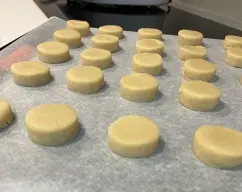 Step <p>Hornea a 180º con resistencia arriba y abajo durante 20 ó 25 minutos. Cundo los saques del horno déjalos enfriar un poco y templados los rebozas en azúcar glas.</p><p><br></p> illustration