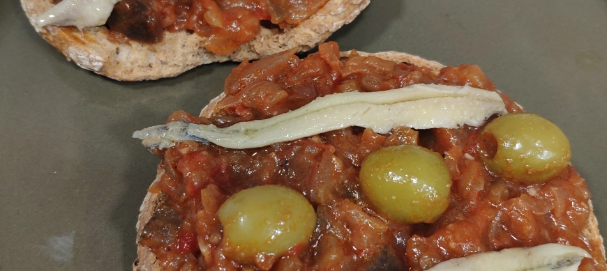 Bruschetta de caponata siciliana con boquerones Thermomix