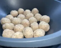 Step <p>Forma las albóndigas con la mezcla de carne, haz bolitas de <span style="-webkit-text-size-adjust: 100%;">3-4 cm aprox o el tamaño de una nuez y colócalas en el V</span><span style="-webkit-text-size-adjust: 100%;">aroma y la bandeja.</span></p> illustration