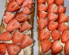 Step <p>Puedes poner fresones y crema en cada capa o solo en dos </p> illustration