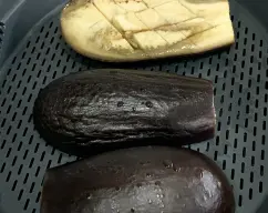 Step <p>Abrimos las berenjenas por la mitad, les hacemos unos cortes cruzados y las colocamos entre el recipiente varoma y la bandeja. </p><p>Añadimos 500g de agua, ponemos el Varoma encima y programamos 20 min/ temperatura Varoma /Vel 2.</p> illustration