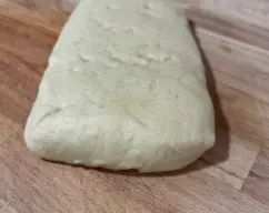 Step <p>Saca del vaso la masa, júntala dandole forma rectangular y tapada con papel fim. Reserva en el frigorífico como mínimo 4 horas, la puedes hacer de un día para otro.</p><p><br></p><p><br></p> illustration