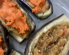 Step <p>Añadimos el sofrito a las berenjenas salpimentamos y repartimos la sobrasada.</p> illustration