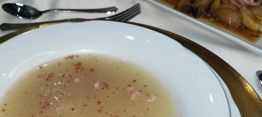 Menú: Caldo de ave y jamón, y pavo relleno con guarnición.