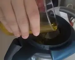 Step <p>Por último agregar la sal, el pimentón y el vinagre. Con el cubilete puesto a velocidad 5 ir vertiendo el aceite en la tapa poco a poco para que vaya emulsionando, parar el thermomix cuando no quede aceite.</p> illustration