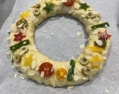 Step <p>Con las manos engrasadas, retira la masa del vaso y forma una bola, divide en dos, introduce los dedos en la mitad de cada bola y ve abriendo hasta formar un rosco.</p><p><br></p><p><br></p> illustration