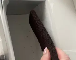 Step <p>MONTAJE </p><p>Elige un molde de plum Cake de aluminio o silicona.</p><p>Forra con un papel encerado de horno. recorta una lámina de bizcocho a medida del molde y coloca en el fondo. Después añade el helado semicongelado y los Chips de chocolate, haciendo un poco de remolino. Cubre con otra lámina de bizcocho recortada y tapa con el sobrante de papel encerado, <span style="-webkit-text-size-adjust: 100%;">reserva en el congelador unas cuatro horas</span></p> illustration