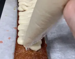 Step <p>Las sacamos del horno las dejamos que enfríen y ponemos encima de una todo de puntos con la manga pastelera, a continuación las fresas.</p><p>La otra placa encima y repetimos la operación (crema y fresas).</p> illustration