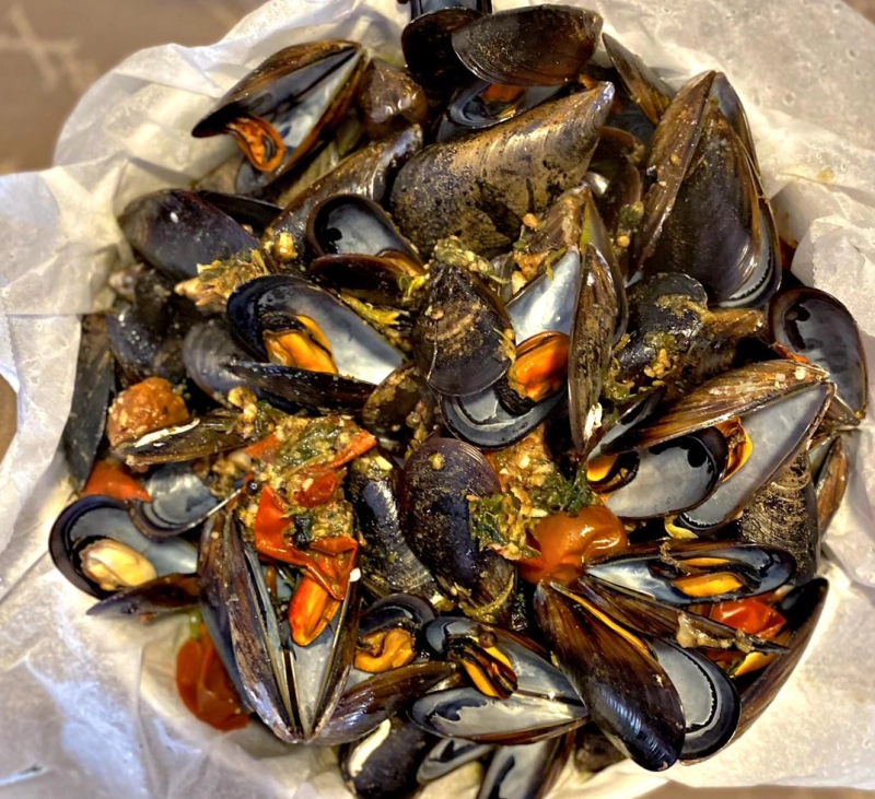 MEJILLONES CON ALIÑO AL VAPOR DE PERJIL