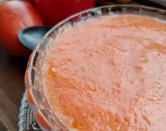 Step <p>Ponemos en el vaso los tomates, el ajo y trituramos 15 seg/vel 8</p> illustration