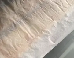 Step <p>Cortaremos de la placa de hojaldre 2 tiras largas de unos 4,dedos de ancho y las ponemos encima de la bandeja del horno que previamente habremos puesto un papel de horno. Con un tenedor pinchamos las dos tiras de hojaldre y por encima les ponemos azúcar.</p><p><br></p> illustration