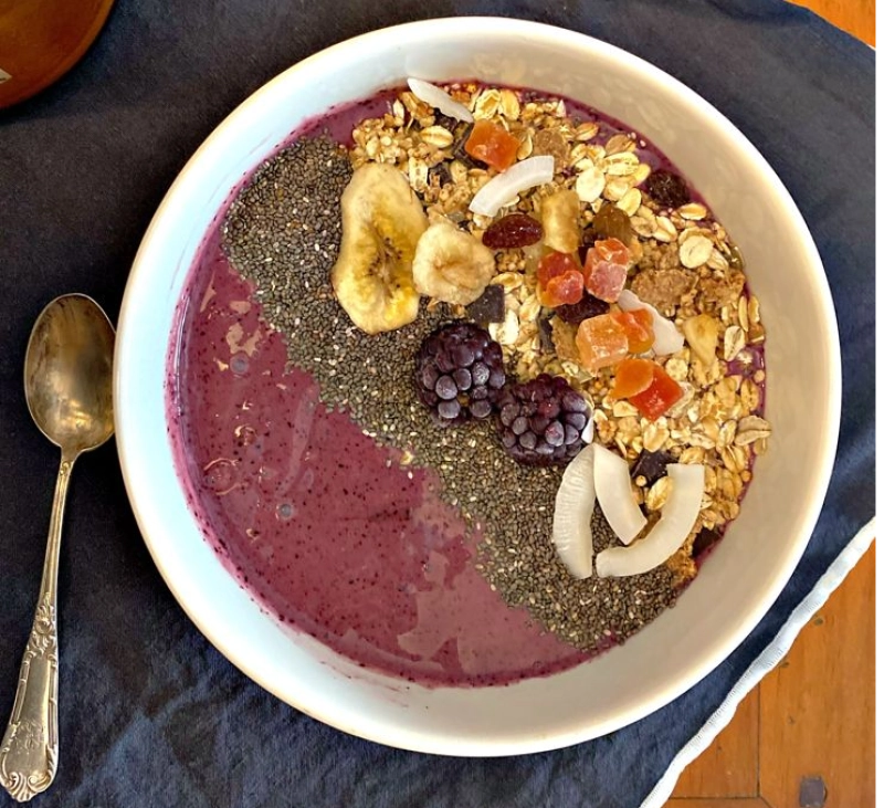 SMOOTHIE BOWL DE YOGUR Y REMOLACHA