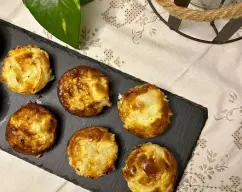 Step <p>Precalentamos el horno a 180°C. Engrasamos con aceite 6 moldes individuales de flan y reservamos</p> illustration