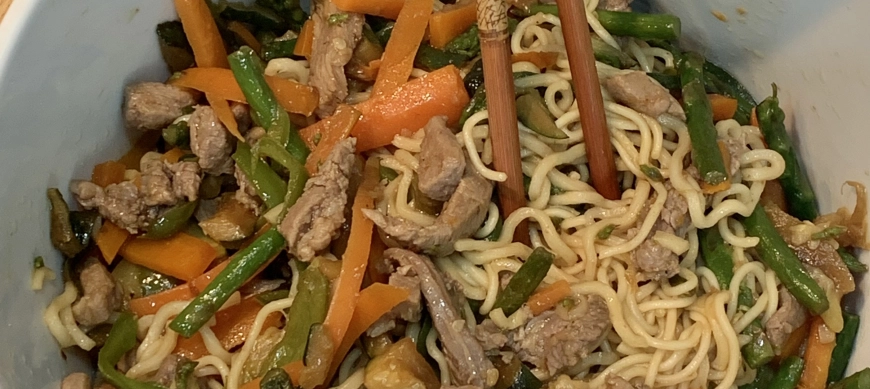 Wok de verduras y fideos chinos con salsa Yakisoba by THERMOMIX