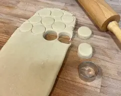 Step <p>Extiende la masa con ayuda de un rodillo, dejando un grosor de 1,5 aproximadamente. </p> illustration