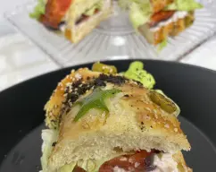 Step <p>Precalienta el horno 180° arriba y abajo. Antes de introducir en el horno pon el azúcar perlado. Hornea unos 20 minutos aprox</p><p>Cuando estén completamente fríos abre y rellena al gusto.</p><p>No olvides poner el Rey y el haba.</p> illustration