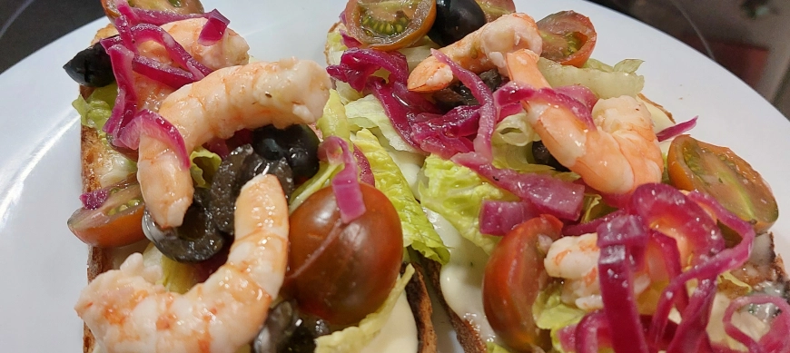 BRUSCHETTA DE LANGOSTINOS CON CEBOLLA ROJA