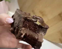 Step <p>Saca el bizcocho del congelador corta en porciones, coloca los trozos sobre una rejilla y vierte el chocolate fundido con las avellanas. Se solidificará enseguida. Consume inmediatamente o vuelve a guardar en el congelador hasta el momento de consumir </p> illustration