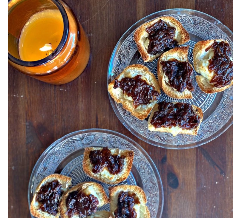 Tostadas de cebolla caramelizada con queso de cabra