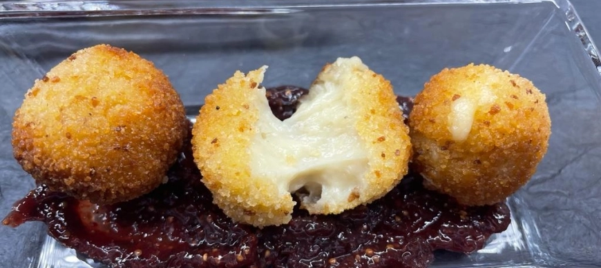 Croquetitas de rulo de queso y cebolla caramelizada
