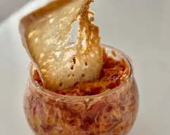 Step <p>Añade al vaso 1 fuet pelado a trozos, 1 tomate lavado sin pelar, y aliña con aceite y sal al gusto. </p><p>Tritura 10 s a vel 8.</p><p>Revisa si el triturado está a tu gusto. </p> illustration