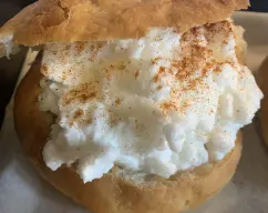 Step <p>Ponemos las claras a punto de nieve encima de las yemas y cerramos un poco de lado con la parte de arriba del panecillo. Espolvorear con un poco de queso rallado e introducimos en el horno unos 6/8 min dependiendo de como te guste el punto de cocción de la iema</p> illustration