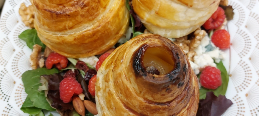 PERA EN HOJALDRE Y ENSALADA CON ROQUEFORT Y NUECES con Thermomix