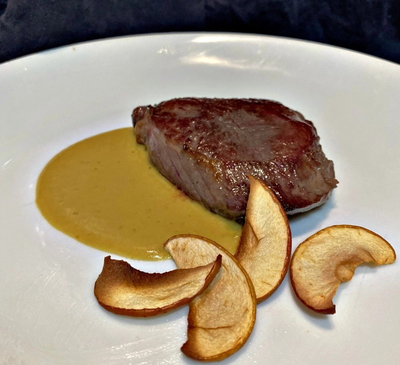 SOLOMILLO DE TERNERA CON SALSA Y CHIPS DE MANZANA