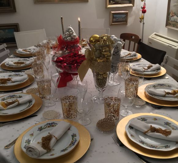 Otra mesa de Navidad en rojo, plata y oro