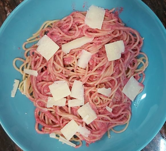 Espaguetis con pesto de remolacha